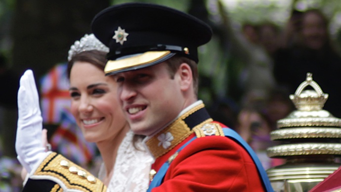 Manželé odjíždějí z obřadu s úsměvem. Kate (teď již vévodkyně) působí přirozeně a oba vypadají skutečně šťastně.