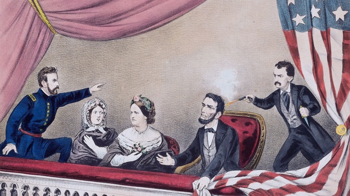 Atentát na prezidenta Lincolna byl spáchán známým hercem Johnem Wilkesem Boothem na slavnostním představení Náš americký bratranec ve Fordově divadle.