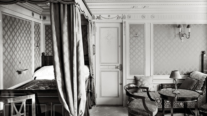 Postel s nebesy luxusní nábytek, tapety na stěnách... Nejluxusnější kajuta vyšla na 870 liber.