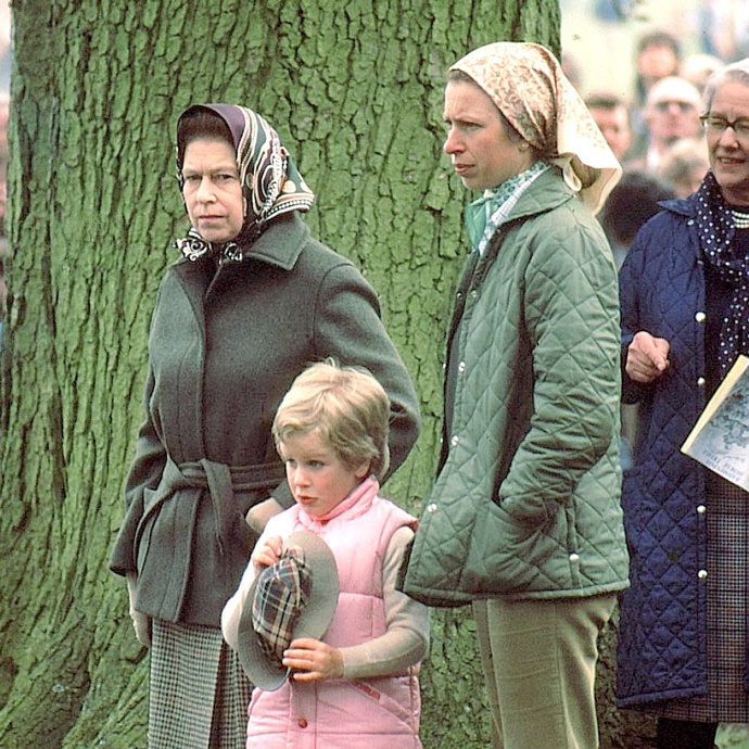 Alžběta II. se často objevovala i na sportovních akcích. Známá byla třeba její láska ke koním a jezdectví. Poznal by neznalý člověk v této paní v šátku nejdéle sloužící královnu? 