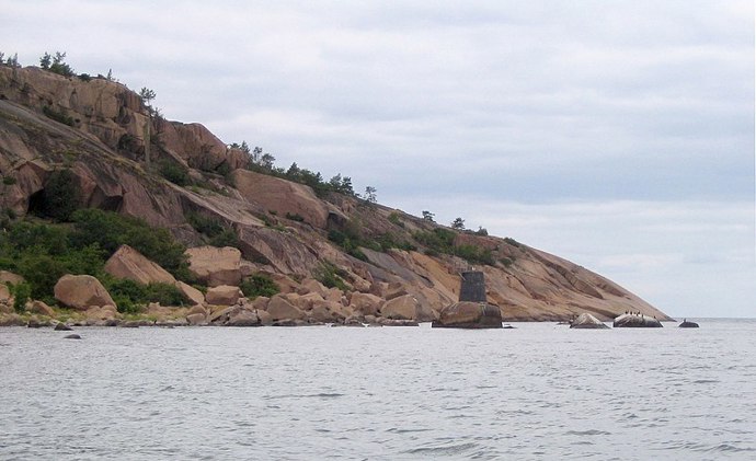 Je opravdu velmi malý, v průměru má pouhý kilometr. 
