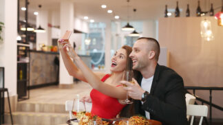 Olga (34): Kamarádky myslí jen na sebe. Z mojí narozeninové oslavy si udělaly rande ve čtyřech