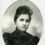 Jekatěrina si vzala Stalina ještě jako mladého revolucionáře. Doma se její manžel ale příliš nezdržel, připravoval revoluci... Zemřela na tyfus ani ne rok po narození syna Jakova.