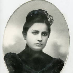 Jekatěrina si vzala Stalina ještě jako mladého revolucionáře. Doma se její manžel ale příliš nezdržel, připravoval revoluci... Zemřela na tyfus ani ne rok po narození syna Jakova.