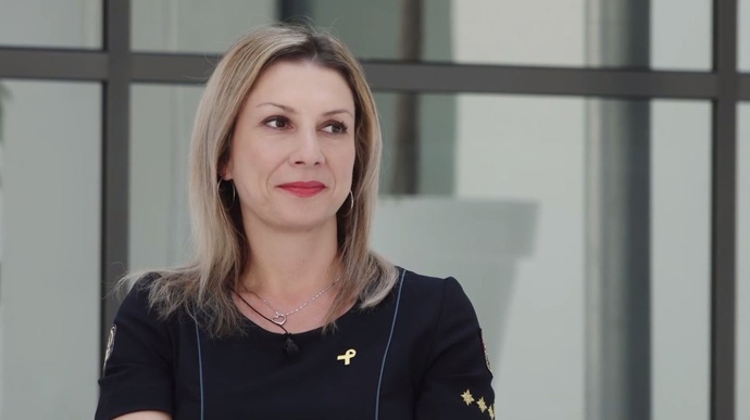Gabriela Slováková byla původně manažerkou hotelu, který pak vyměnila za věznici. Vedení nápravného zařízení mají v rodině, na stejné pozici působila i její matka.