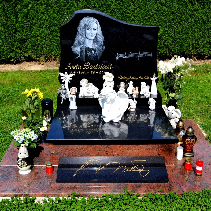 Hrob Ivety Bartošové v Říčanech bývá dodnes plný květů.
