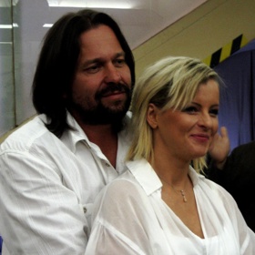 Jiří Pomeje byl prvním manželem Ivety Bartošové. Jako princ na bílém koni si přijel pro princeznu, ale v kapse  bohužel měl, na rozdíl od skutečných princů, prázdno. Právě finanční problémy prý stály i za krachem tohoto manželství.