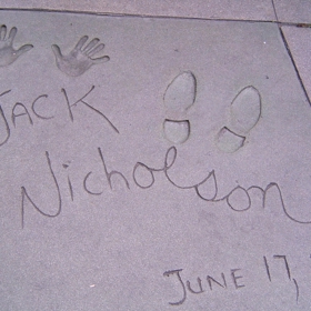 V roce 1974 zanechal nesmazatelnou stopu také na chodníku v Los Angeles. Co by asi grafolog zjistil z jeho podpisu míchajícího velká i malá tiskací písmena s psanou koncovkou...