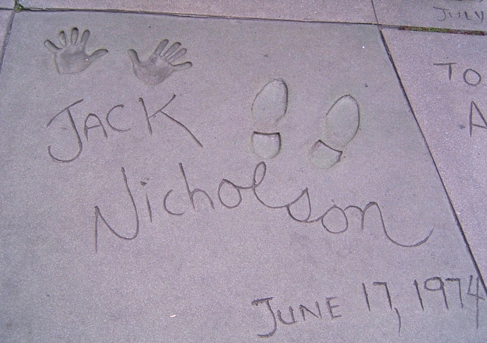 V roce 1974 zanechal nesmazatelnou stopu také na chodníku v Los Angeles. Co by asi grafolog zjistil z jeho podpisu míchajícího velká i malá tiskací písmena s psanou koncovkou...