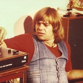 Jiří Schelinger se narodil v malé vesnici Bousov nedaleko Čáslavi, ale většinu svého života prožil v Praze.