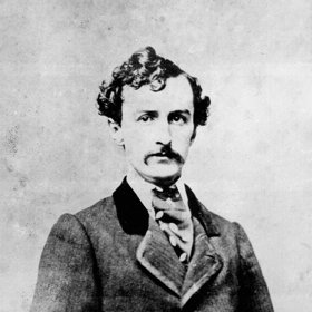 Trnem v oku byl také pro Johna Wilkese Boothe, herce, k jehož fanouškům paradoxně patřil i sám Lincoln.
