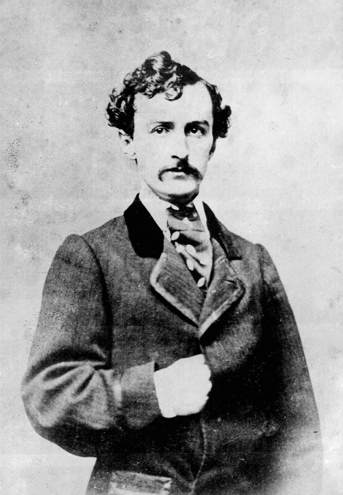 Trnem v oku byl také pro Johna Wilkese Boothe, herce, k jehož fanouškům paradoxně patřil i sám Lincoln.
