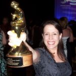 Matka Bridgertonových – spisovatelka Julia Quinn. Nejprve měla v plánu napsat trilogii, nakonec vytvořila až osm knih.