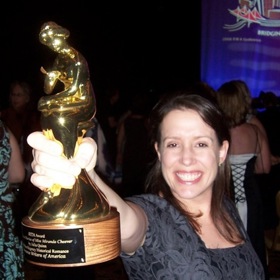 Matka Bridgertonových – spisovatelka Julia Quinn. Nejprve měla v plánu napsat trilogii, nakonec vytvořila až osm knih.