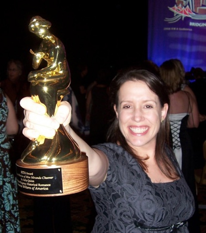 Matka Bridgertonových – spisovatelka Julia Quinn. Nejprve měla v plánu napsat trilogii, nakonec vytvořila až osm knih.