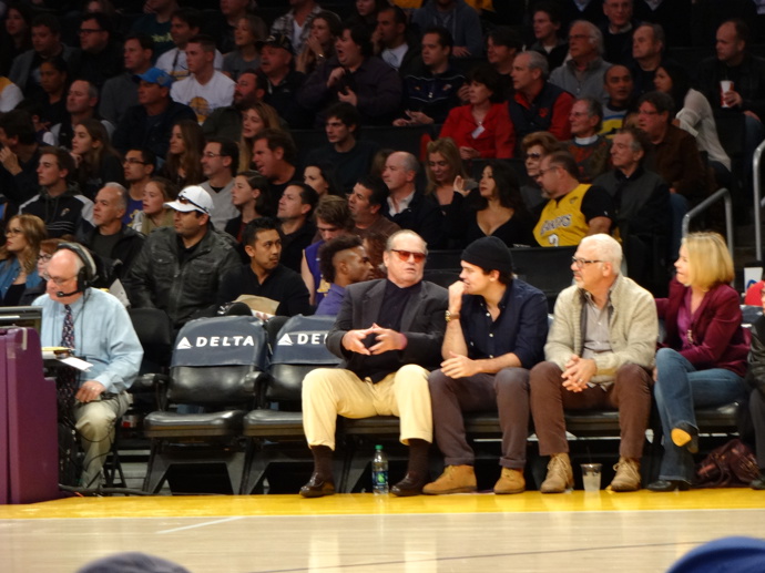 Jack Nicholson je obrovským fanouškem basketbalového týmu Los Angeles Lakers. Od 70. let chodí na jejich zápasy pravidelně a hráče povzbuzuje ze svého vlastního sedadla hned u palubovky.