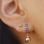 Tento druh náušnic sluší oválnému obličeji. I když je fakt, že uvedenému tvaru tváře sluší téměř vše.