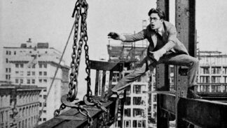 Harold Lloyd většinu nebezpečných scén natáčel sám. Kaskadérem se nechával zastupovat jen minimálně