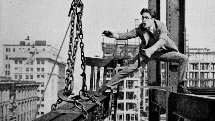Zůstal na vrcholu i přes nepříjemné zranění. Při výbuchu bomby totiž přišel o dva prsty na pravé ruce. Harold Lloyd stejně většinu nebezpečných scén natáčel sám a kaskadérem se nechával zastupovat jen minimálně.