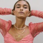 Visací řetízkové náušnice krásně protáhnou kulatý obličej a dodají mu jemnost.