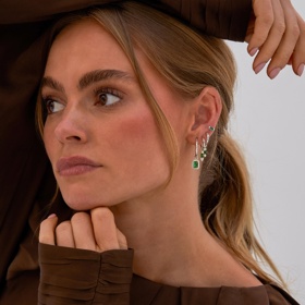 Tvář ve tvaru diamantu je ideální doplnit neobvyklými tvary, které ji dokrášlí.