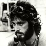 Charismatický Al Pacino jako Frank Serpico ve filmu Serpico z roku 1973. Jeho mládí ale bylo poznamenáno neúspěchy, chudobou a také nechutí ke vzdělávání. Teprve až herecká škola jej přiměla k soustavnějšímu studiu. A vyplatilo se...