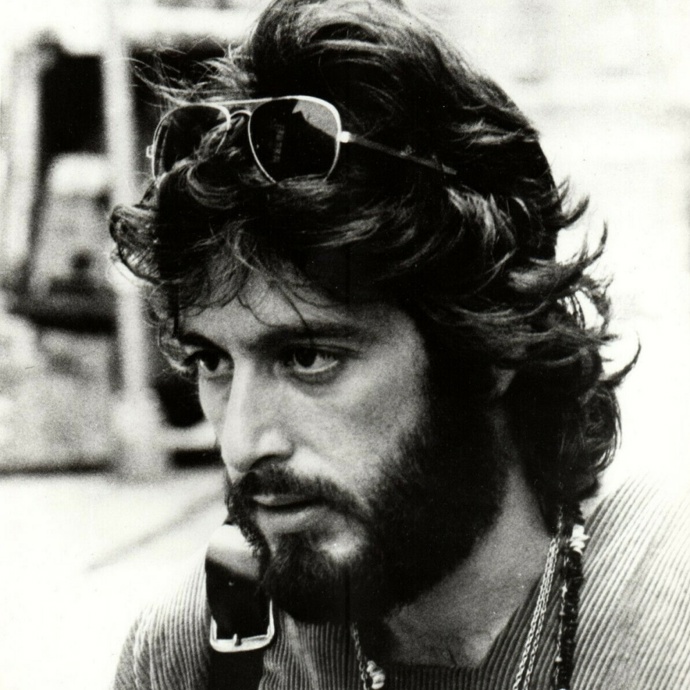 Charismatický Al Pacino jako Frank Serpico ve filmu Serpico z roku 1973. Jeho mládí ale bylo poznamenáno neúspěchy, chudobou a také nechutí ke vzdělávání. Teprve až herecká škola jej přiměla k soustavnějšímu studiu. A vyplatilo se...