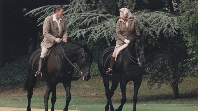 Královskou korunu vyměnila za šátek, honosnou róbu za jezdecké kalhoty a vyrazila s prezidentem Reaganem na vyjížďku. I to je součást královského života.