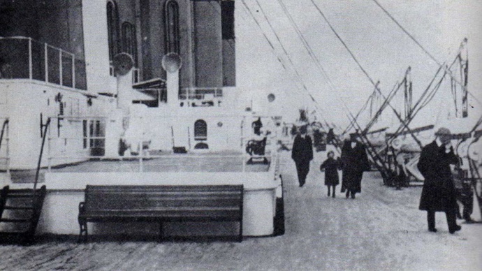 Každý z těchto lidí měl svůj život, svůj příběh a osud. Kolik z nich přežilo blížící se katastrofu?