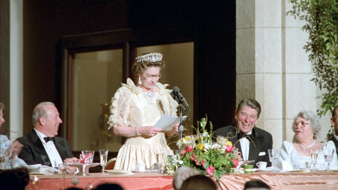 Královna Alžběta II. dobře věděla, jak se chovat a jak odlehčit situaci, což je vidět i z pobavených tváří prezidenta Ronalda Reagana a dalších hostů setkání.