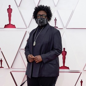 
Questlove krom hudební produkce zaujal výstředním obutím.