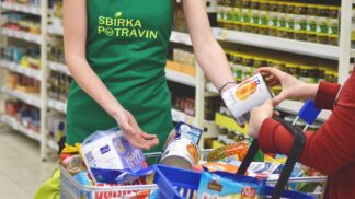 Darujte s Tesco potraviny potřebným! Do května také online!