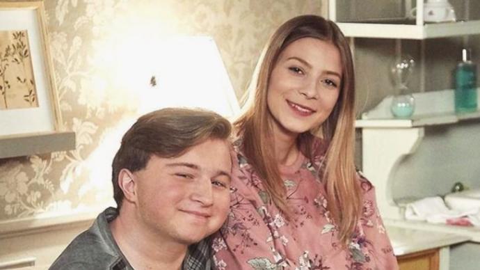 Jen kdyby těch potíží nebylo tolik. S Adamem se jeho přítelkyně Petra rozešla kvůli mladému profesoru Junkovi. A navíc chlapcova matka Blanka podléhá alkoholu...