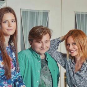 Paradoxně se jako herec uchytil. Takto vypadá jeho seriálová rodina...