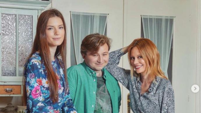 Paradoxně se jako herec uchytil. Takto vypadá jeho seriálová rodina...