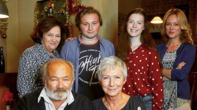 Dobře se doplňuje i se staršími a zkušenějšími herci.