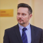 Radima Mareše soud uznal vinným a poslal ho na dva roky do vězení za znásilnění a pokusy o znásilnění. Dívky si mohou oddechnout