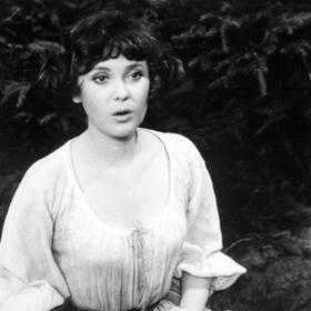 Naďa Konvalinková si zahrála v mnoha pohádkách - snímek je z příběhu O Honzovi a Barušce z roku 1977. Její život v dětství ale vůbec pohádkový nebyl. Po velkých problémech rodičů žila se sestrou Ljubou rok v dětském domově.