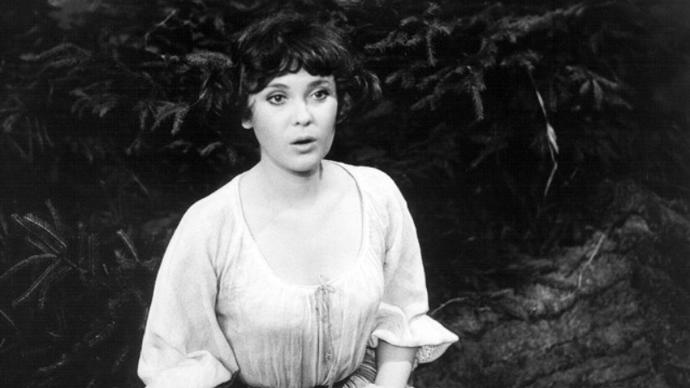 Naďa Konvalinková si zahrála v mnoha pohádkách - snímek je z příběhu O Honzovi a Barušce z roku 1977. Její život v dětství ale vůbec pohádkový nebyl. Po velkých problémech rodičů žila se sestrou Ljubou rok v dětském domově.