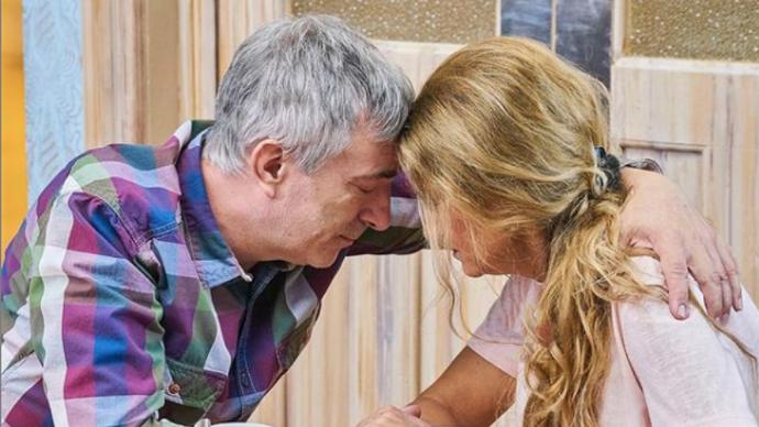 Nejtěžší scény, které v Ulici Petr Vacek natáčel, se týkaly přípravy na eutanázii jeho přítelkyně Zdeňky (Yvetta Blanarovičová) a pak samotného jejího konce...