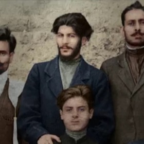 Takového Stalina (v horní řadě uprostřed) poznala jeho první žena Jekatěrina Semjonovna. Mladý odhodlaný revolucionář ji okouzlil. Život s ním ale jednoduchý nebyl.