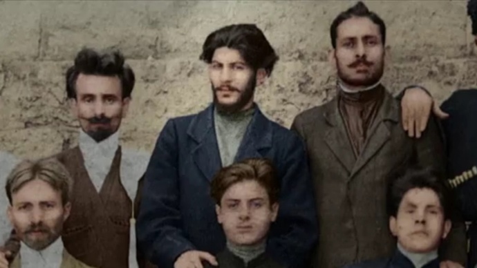 Takového Stalina (v horní řadě uprostřed) poznala jeho první žena Jekatěrina Semjonovna. Mladý odhodlaný revolucionář ji okouzlil. Život s ním ale jednoduchý nebyl.