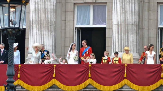 Přehlídka královské rodiny na balkóně Buckinghamského paláce je při takových příležitostech doslova povinností. Pod balkónem se sešly tisíce a tisíce lidí.