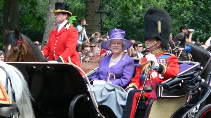 Alžběta II. se musela účastnit mnoha společenských a veřejných akcí. Téměř všude ji kdysi doprovázel princ Philip, její dlouholetá opora...