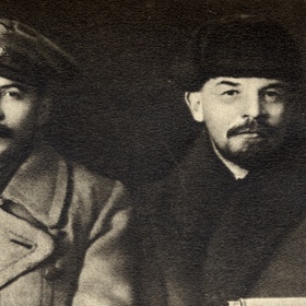 Stalin s Leninem v době, kdy se ženil s o dvaadvacet let mladší Naděždou. Registrace sňatku proběhla na úřadě, nevěstě bylo pouhých šestnáct let...