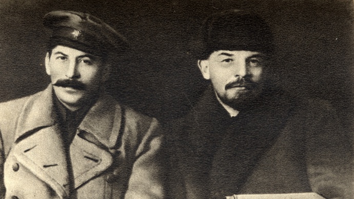 Stalin s Leninem v době, kdy se ženil s o dvaadvacet let mladší Naděždou. Registrace sňatku proběhla na úřadě, nevěstě bylo pouhých šestnáct let...
