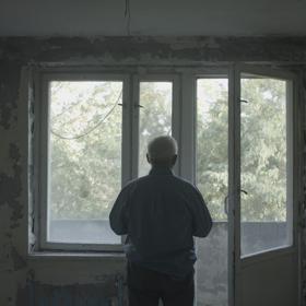 Lidé museli po výbuchu odejít ve spěchu. Vzali si jen to nejnutnější. Teď se vracejí zpět, aby zavzpomínali.