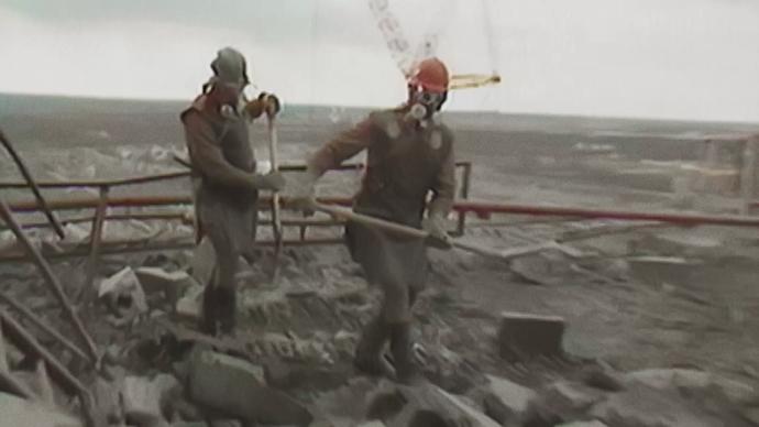 Nastoupit tak museli lidé. Střídali se po minutě. Nikdo totiž nevěděl, co s nimi radiace skutečně udělá. 