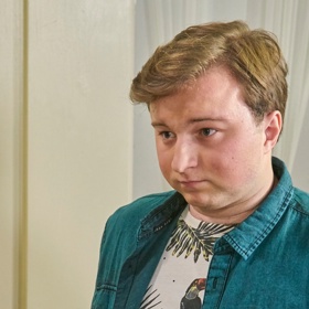 V seriálu se Adam teprve připravuje na maturitu. Ve skutečném životě Vojtěch Machuta studuje vysokou školu orientovanou na letový provoz.