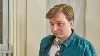 V seriálu se Adam teprve připravuje na maturitu. Ve skutečném životě studuje vysokou školu, orientovanou na letový provoz